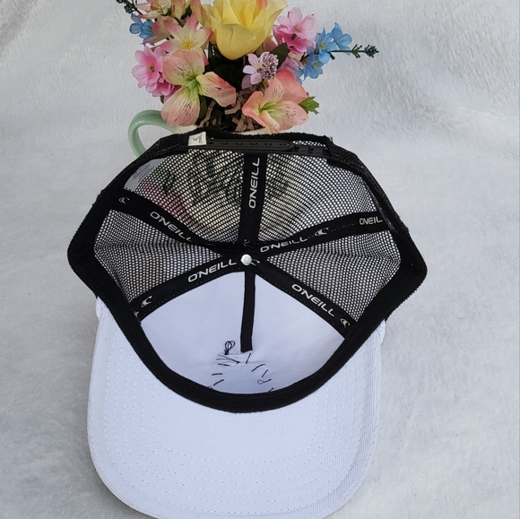 New O'Neill Pineapple Women Trucker Hat color BLK/WHT size ONE. - Picture 5 of 8